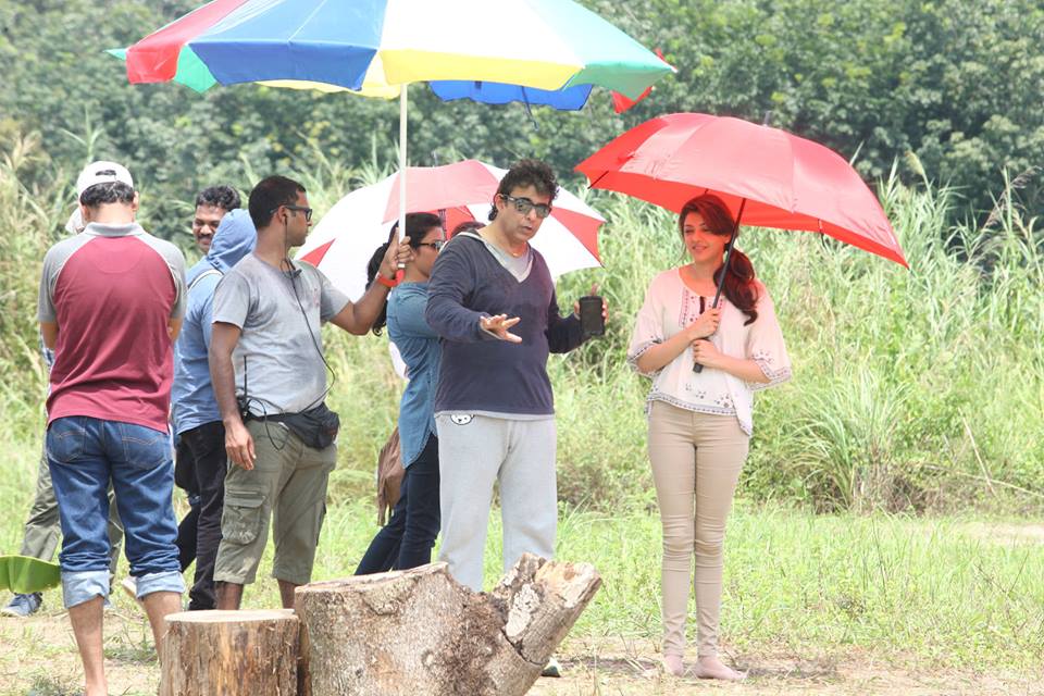 Do Lafzon Ki Kahani Movie Working Stills | Kajal Aggarwal and Director Deepak Tijori