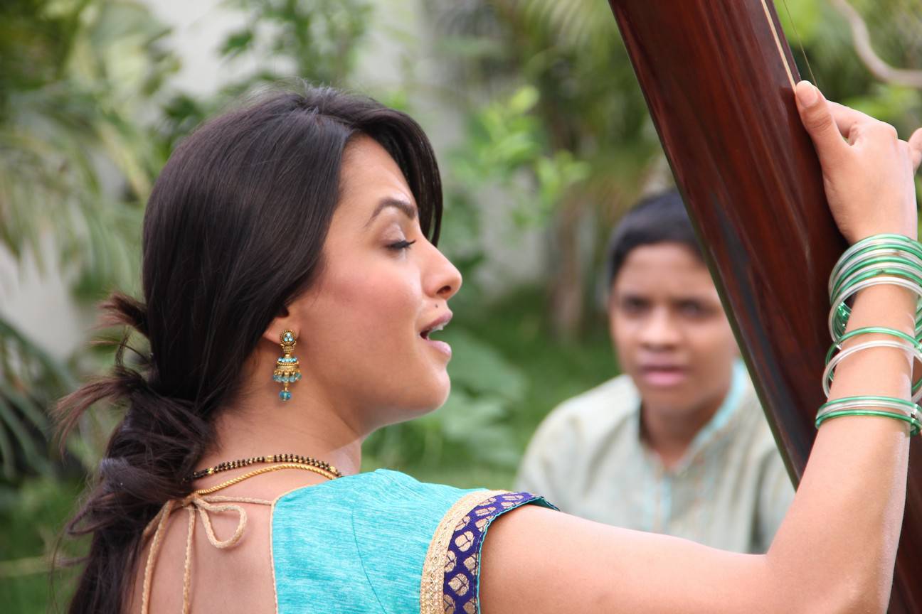 Manalo Okkadu Telugu Movie Stills | Anita Hassanandani