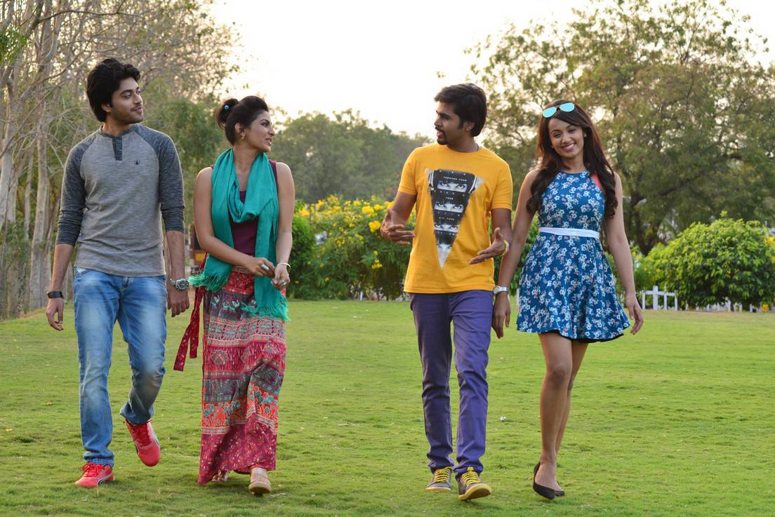 Rojulu Marayi Telugu Movie Latest Stills | Chetan Maddineni, Parvateesam, Tejaswi, Kruthika