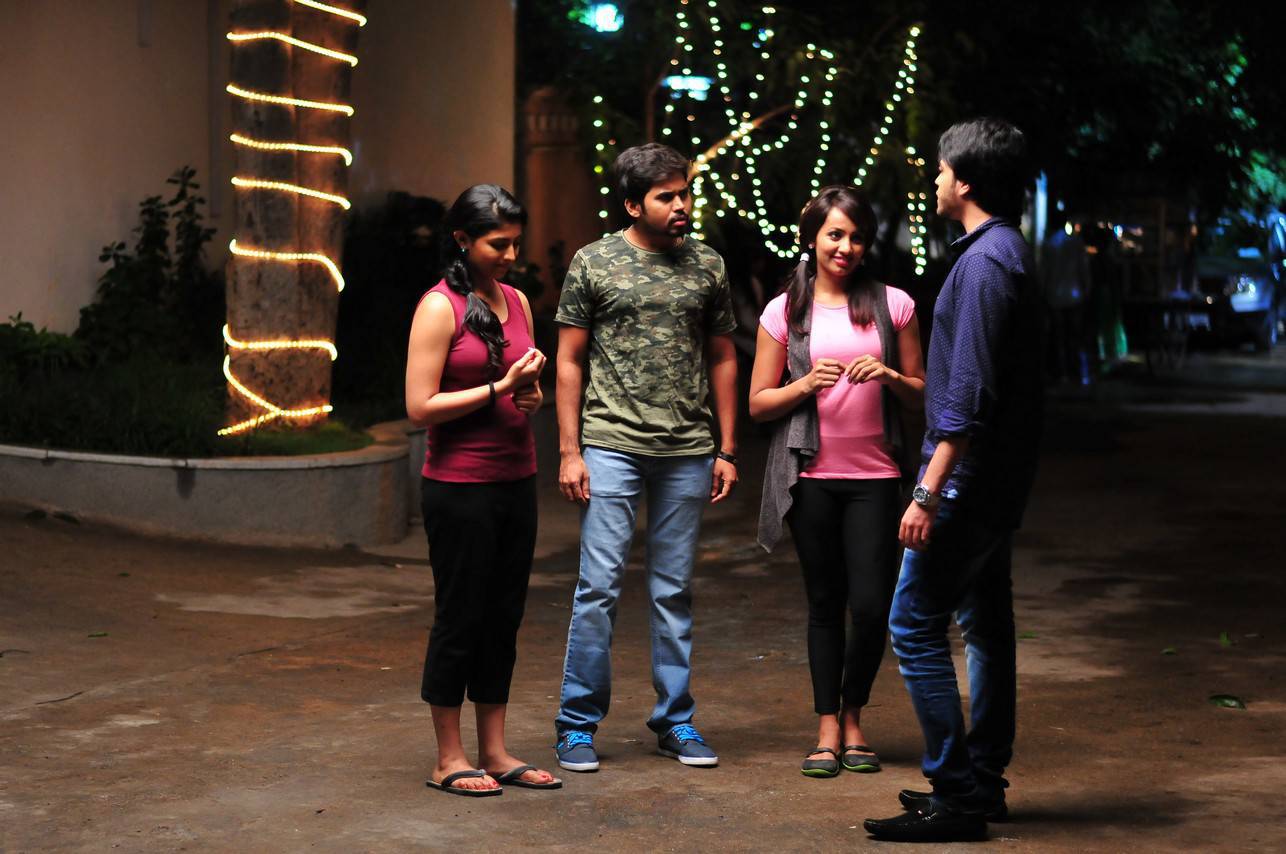 Rojulu Marayi Telugu Movie Latest Stills | Chetan Maddineni, Parvateesam, Tejaswi, Kruthika