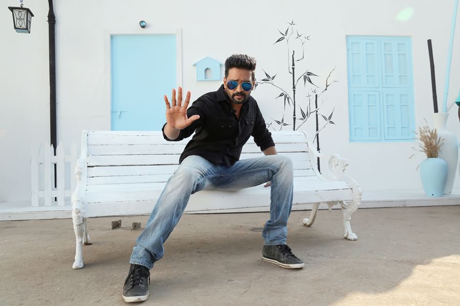 Dhilluku Dhuddu Movie Stills starring Santhanam