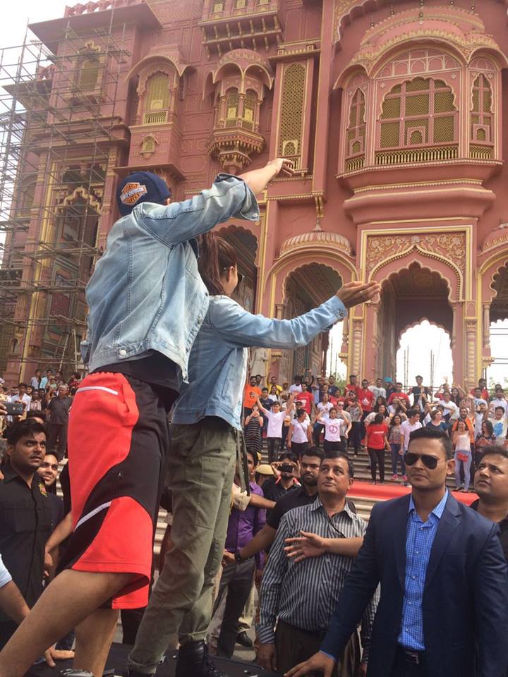 Varun Dhawan & ‪Jacqueline Fernandez ‬in Dishoom‬ mode at ‪‎Jaipur