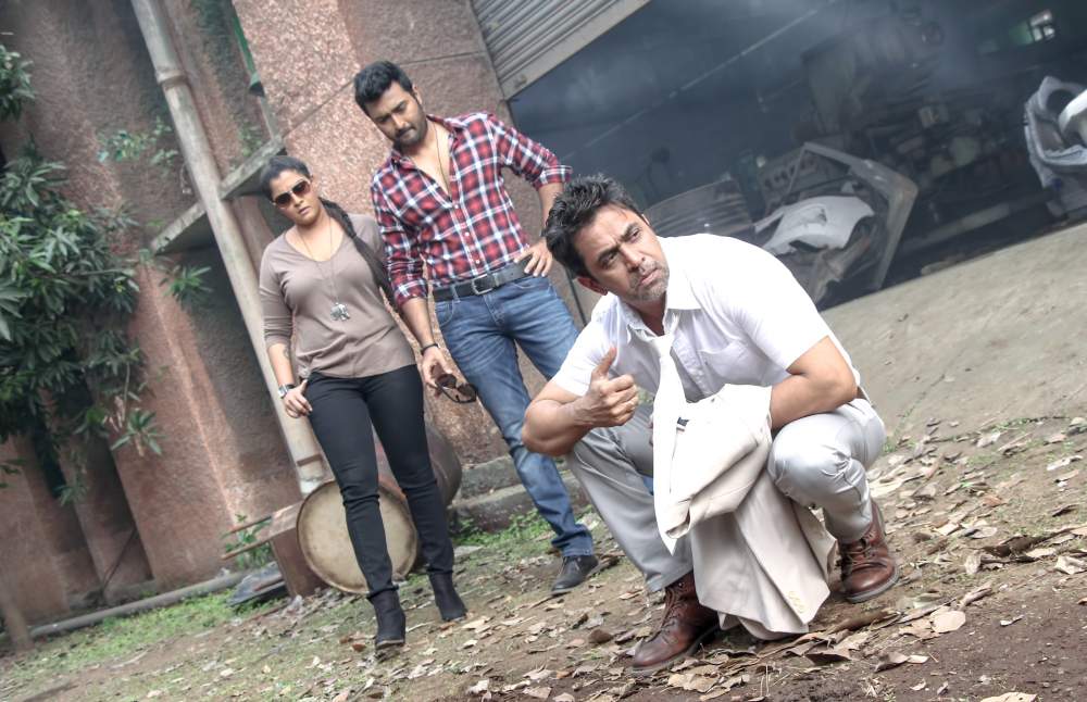 Arjun, Varalaxmi Sarathkumar, Prasanna stills from Nibunan Movie