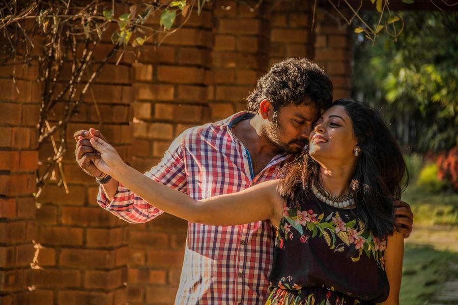 Kanna Pinna Tamil Movie Stills | Thiya Nair and Anjali Rao