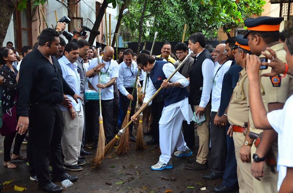 Amitabh Bachchan Participates Swachh Bharat Abhiyan in Maharashtra