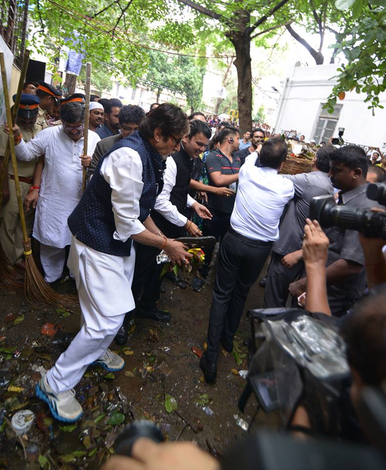 Amitabh Bachchan Participates Swachh Bharat Abhiyan in Maharashtra