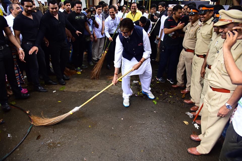 Amitabh Bachchan Participates Swachh Bharat Abhiyan in Maharashtra