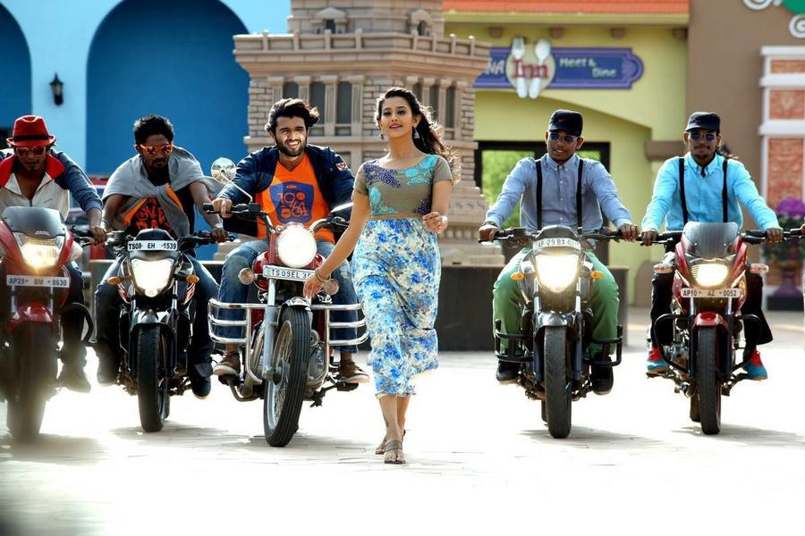 Vijay Deverakonda and Pooja Jhaveri stills from Dwaraka Movie