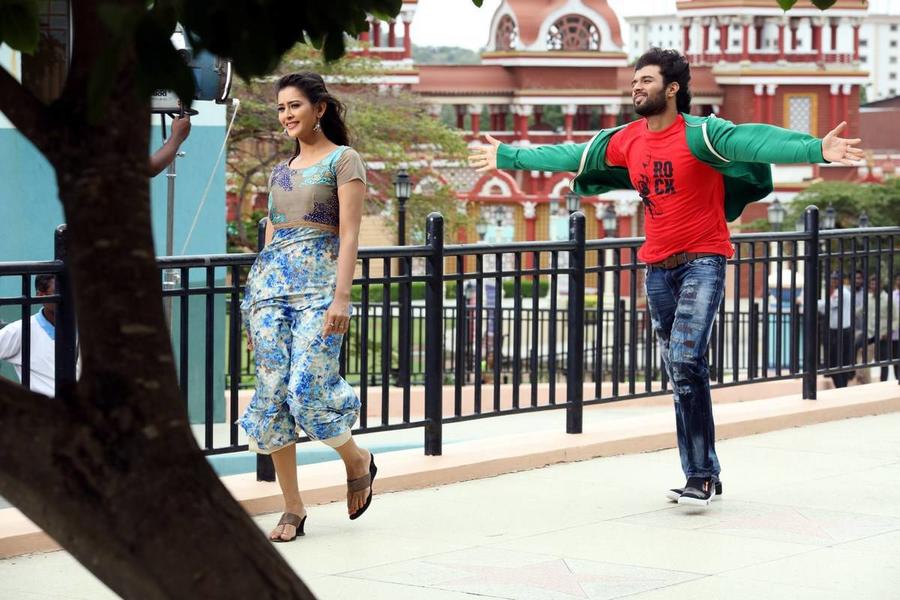 Vijay Deverakonda and Pooja Jhaveri stills from Dwaraka Movie