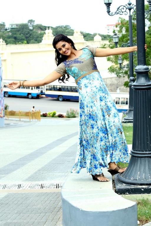 Pooja Jhaveri stills from Dwaraka Movie