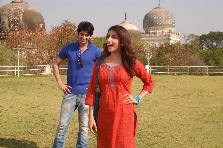 Naga Shourya and Parul Gulati cute stills from Nee Jathaleka