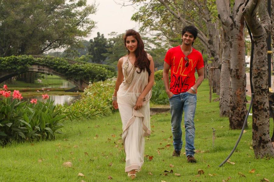 Naga Shourya and Parul Gulati cute stills from Nee Jathaleka