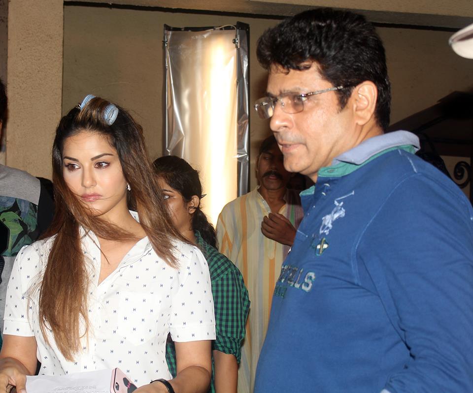 Beiimaan Love behind the scene stills | Sunny Leone and director Rajeev Chaudhari