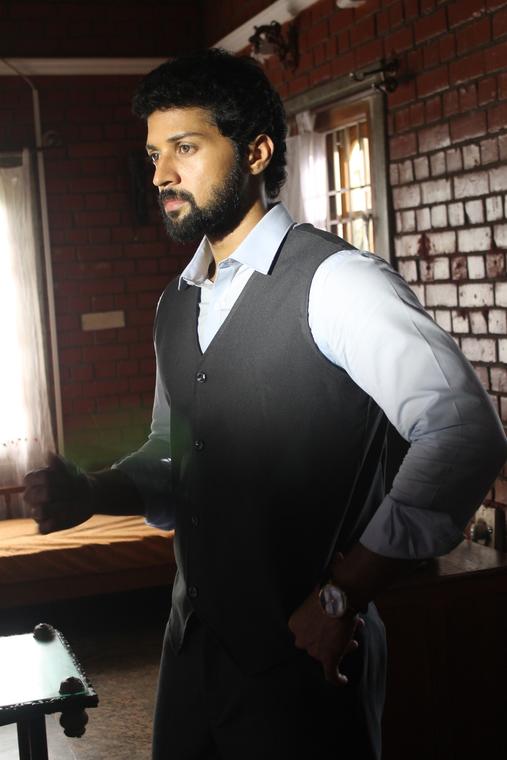 Meendum Vaa Arugil Vaa Tamil Movie Stills | Santhosh Prathap
