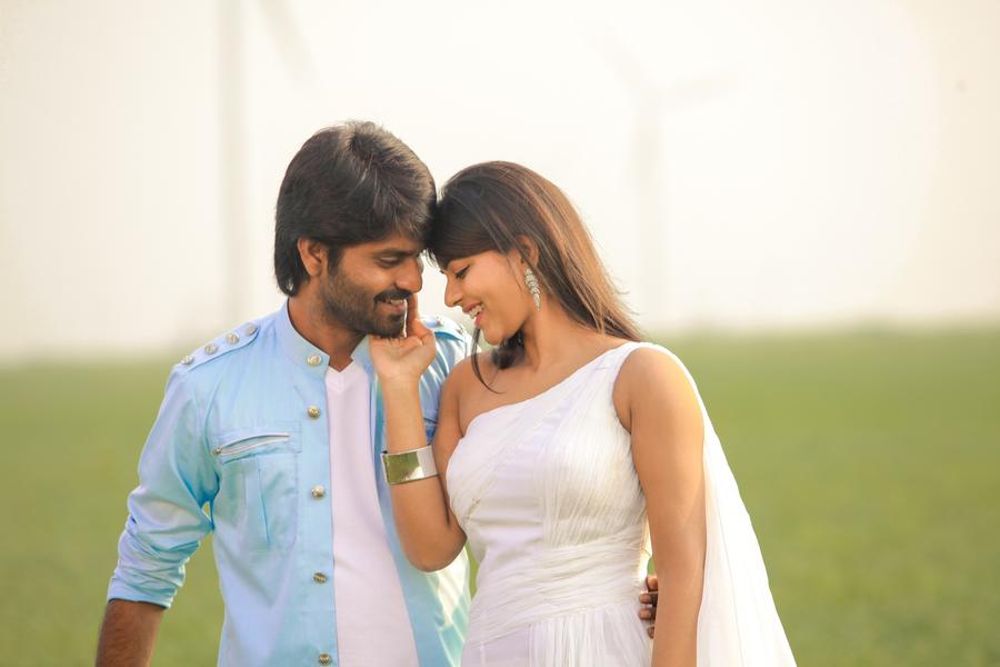 MaKaPa Anand and Aishwarya Rajesh Stills From Kadalai Tamil Movie