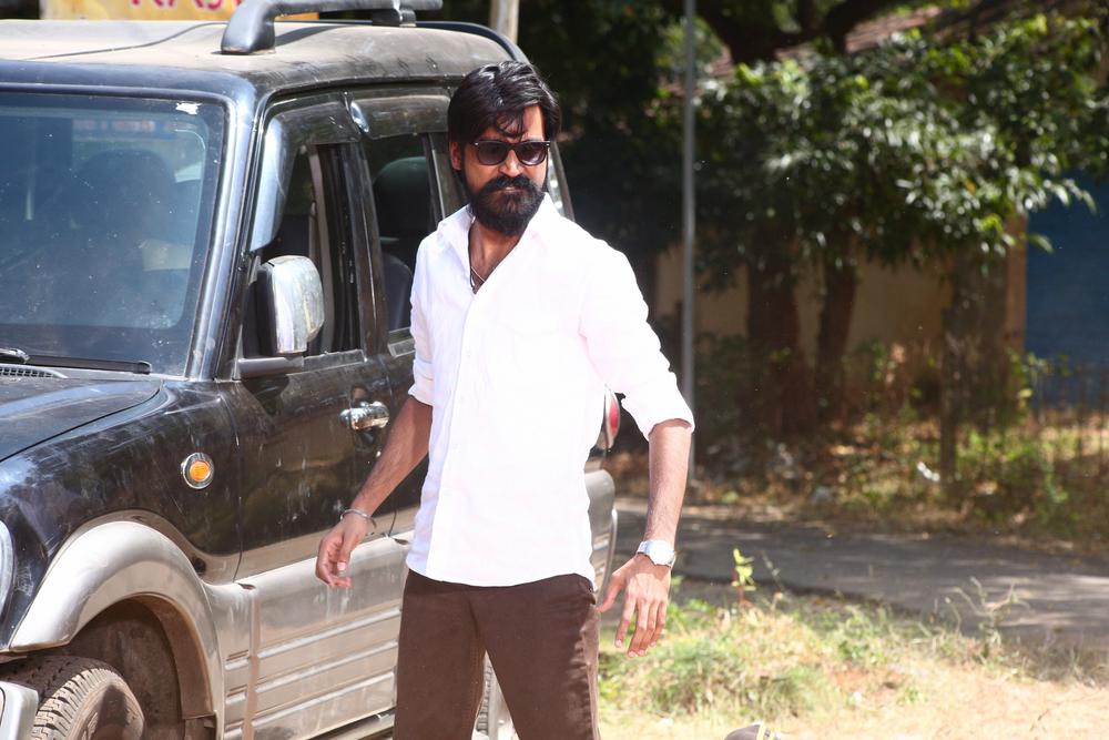 Dhanush still from Kodi Movie