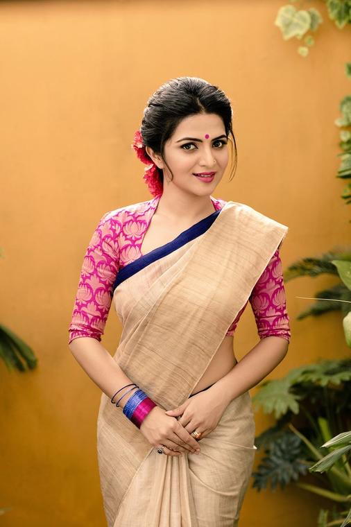 Vijay TV Anchor Dhivyadharshini Latest Photoshoot Stills