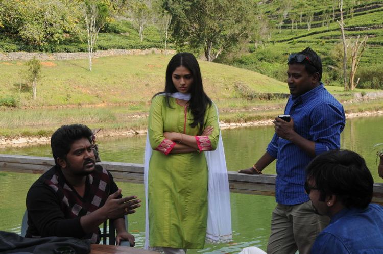 Sunaina, RJ Balaji, Bala Saravanan and Director Deekay on the sets of Kavalai Vendam