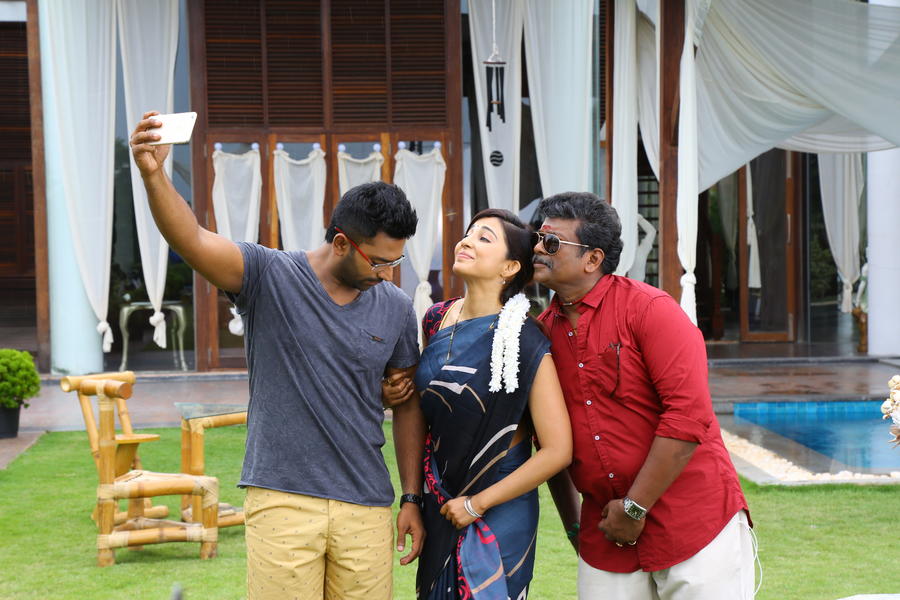 Shanthnoo Bhagyaraj, Parvathy Nair, R. Parthiban still from Koditta Idangalai Nirappuga Movie