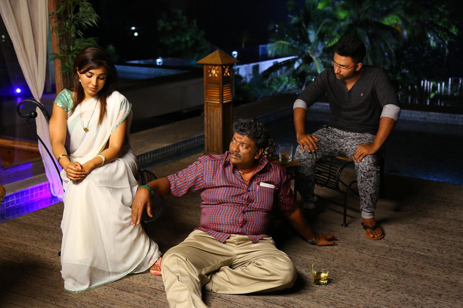 Shanthnoo Bhagyaraj, Parvathy Nair, R. Parthiban still from Koditta Idangalai Nirappuga Movie