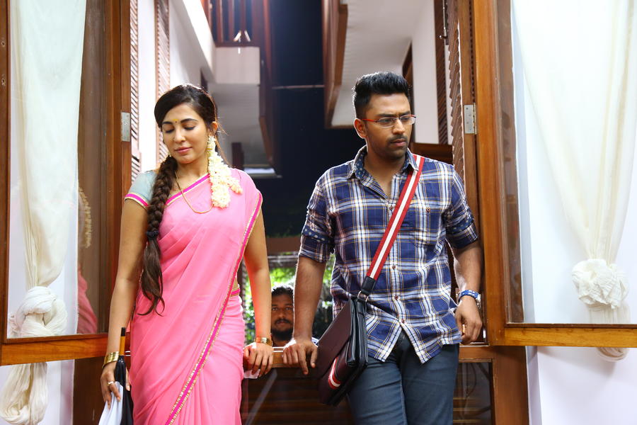 Shanthnoo Bhagyaraj, Parvathy Nair still from Koditta Idangalai Nirappuga Movie