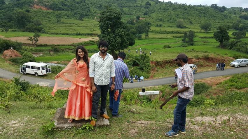 Meelo Evaru Koteeswarudu Movie Working Stills | Naveen Chandra, Shruti Sodhi