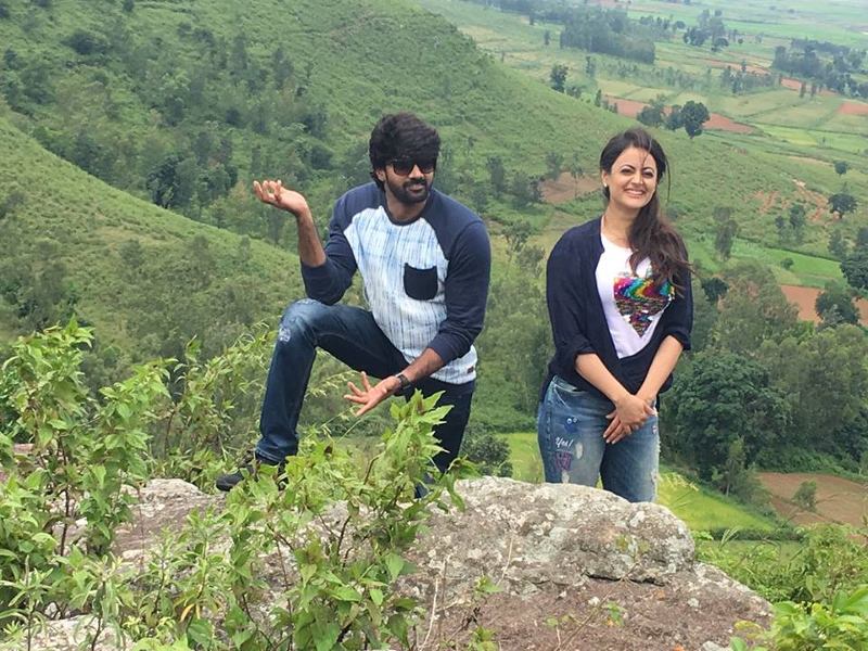 Meelo Evaru Koteeswarudu Movie Working Stills | Naveen Chandra, Shruti Sodhi
