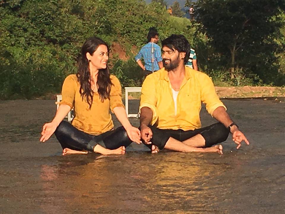 Meelo Evaru Koteeswarudu Movie Working Stills | Naveen Chandra, Shruti Sodhi