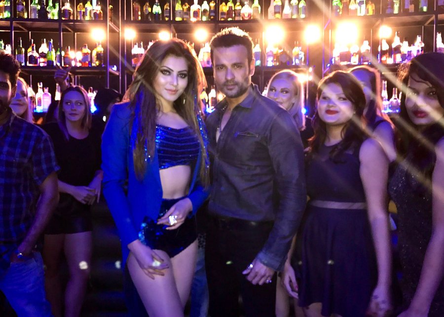 Urvashi Rautela, Rohit Roy on the sets of a Saara Zamaana song shoot for Kaabil