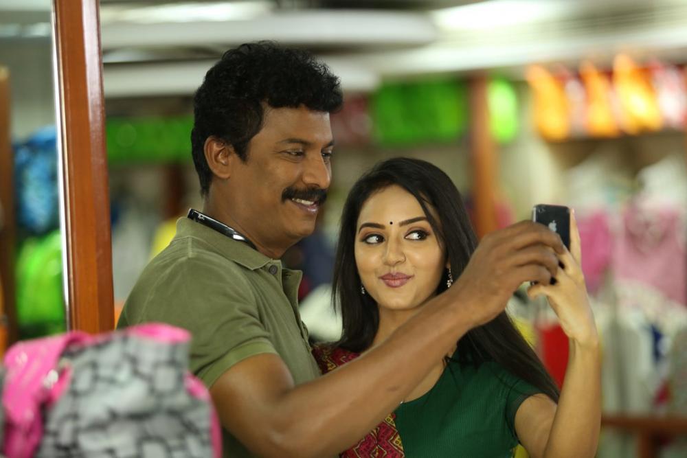 Samuthirakani and Vidya Pradeep Stills From Achamindri