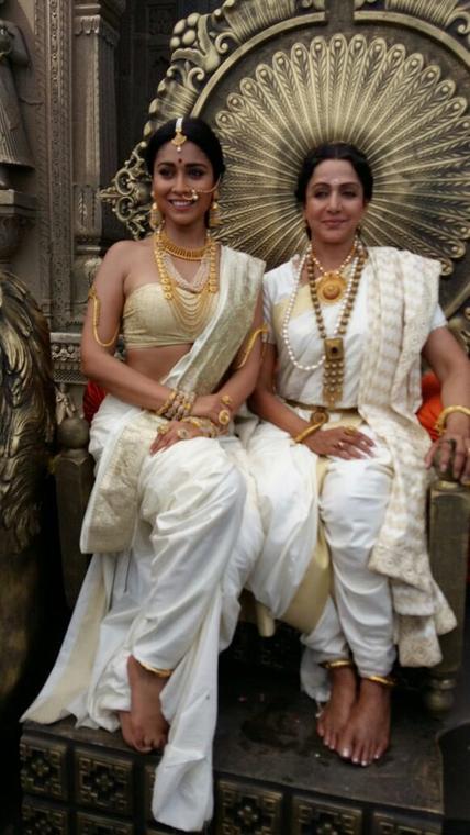 Shriya Saran, Hema Malini on the sets of Gautamiputra Satakarni