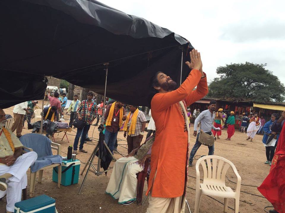 Nagarjuna Akkineni, Director K. Raghavendra Rao on the sets of Om Namo Venkatesaya