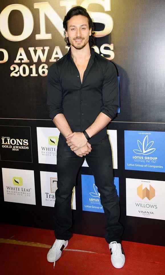 Handsome Hunk Tiger Shroff Won the Young Star Of The Year Award at the Lions Gold Awards 2016
