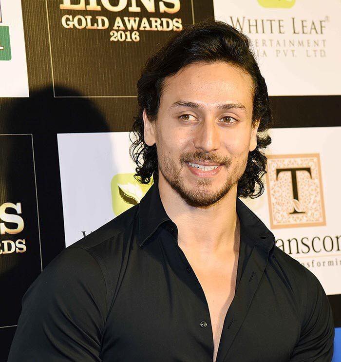 Handsome Hunk Tiger Shroff Won the Young Star Of The Year Award at the Lions Gold Awards 2016