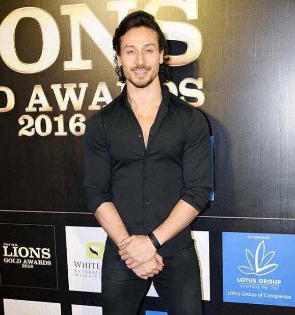 Handsome Hunk Tiger Shroff Won the Young Star Of The Year Award at the Lions Gold Awards 2016