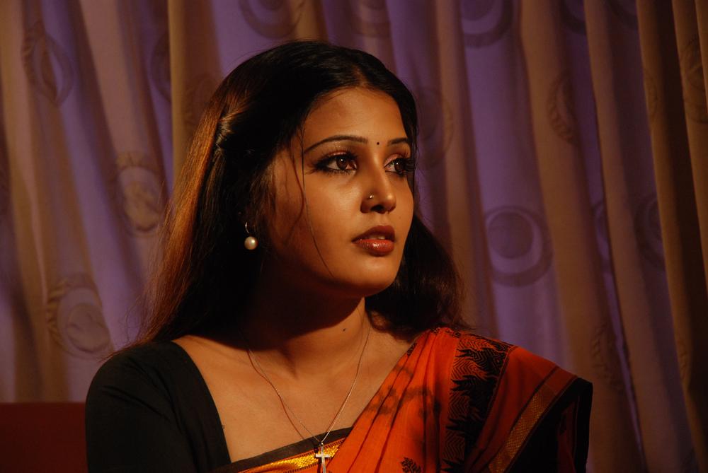 Sivappu Enakku Pidikkum Movie Stills | Sandra Amy
