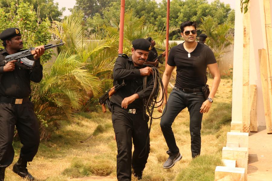 Inayathalam Tamil Movie Stills | Ganesh Venkatraman