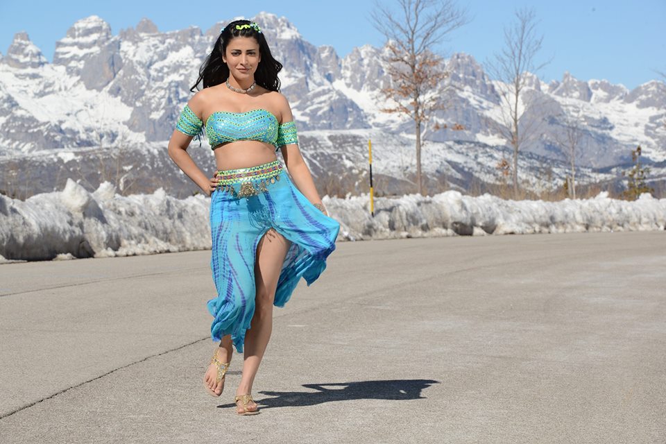 Shruti Haasan Stills From Katamarayudu Movie