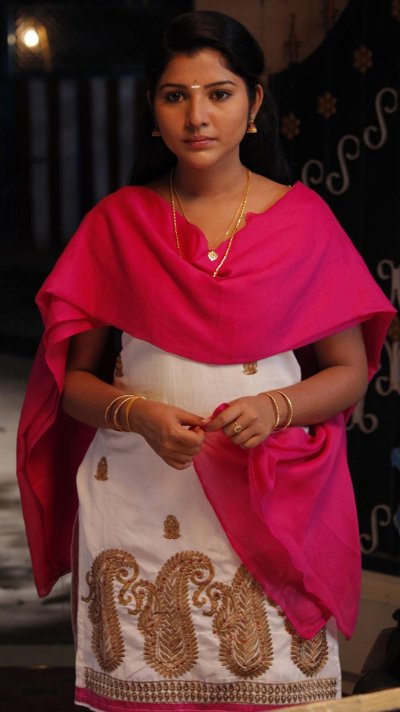 Stills From Arasakulam Tamil Movie | Nayana Nair