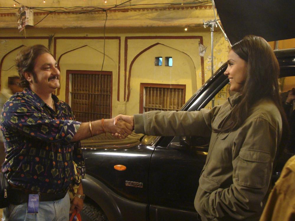 Lara Dutta and Vinay Pathak in Chalo Dilli