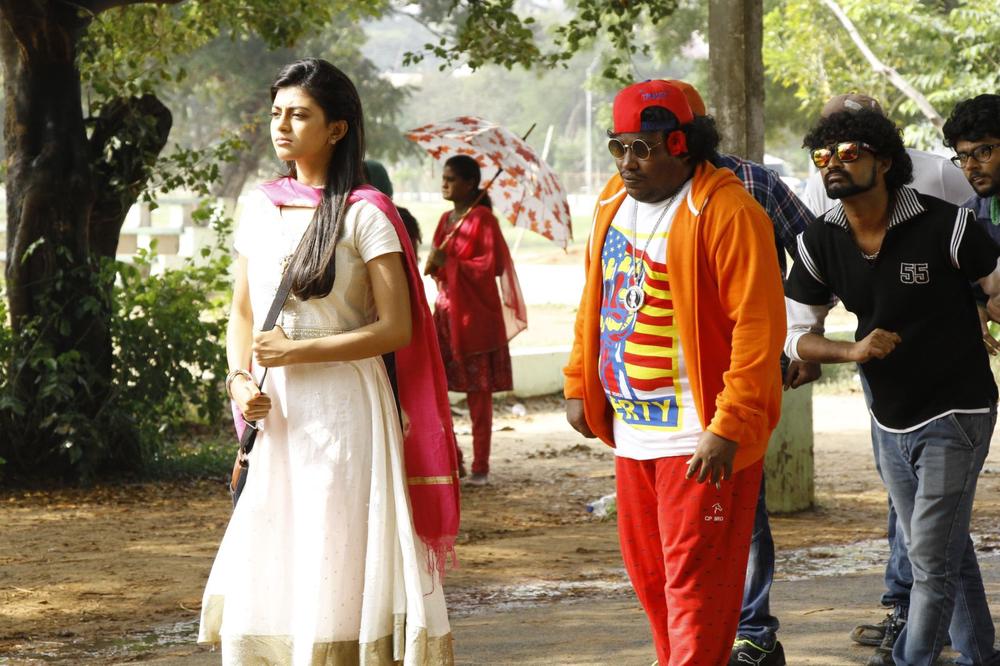 Anandhi and Yogi Babu Stills From En Aaloda Seruppa Kaanom