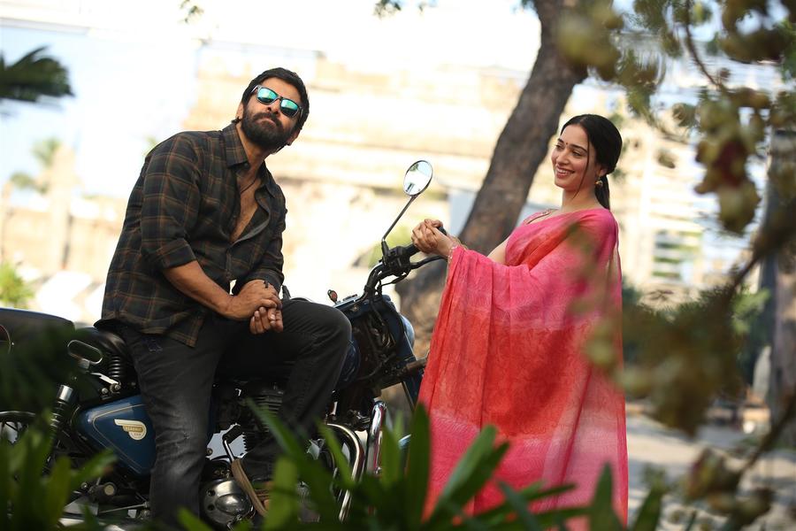 New Stills Of Vikram and Tamannaah From Sketch Tamil Movie