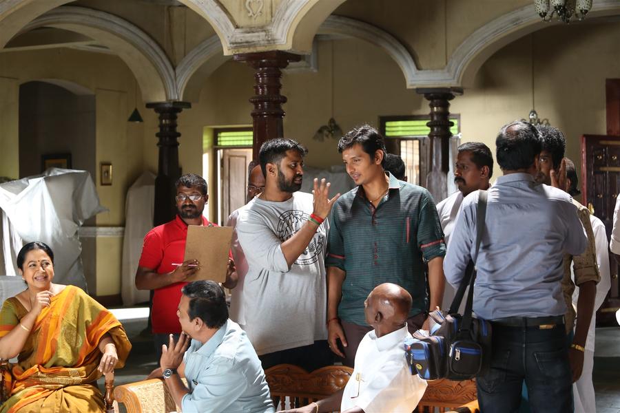 Sangili Bungili Kadhava Thorae Working Stills