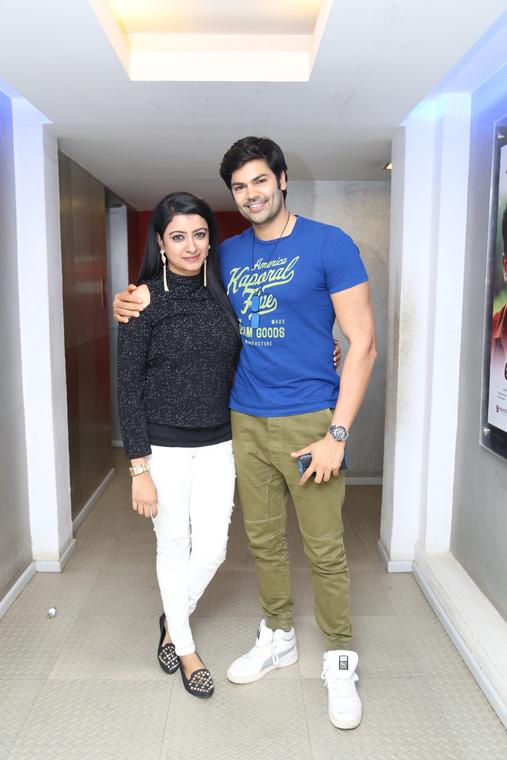 Ganesh Venkatraman and his wife Nisha Krishnan at Inayathalam Premiere Show 