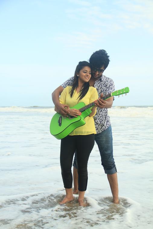 Yamini Bhaskar and Harish Stills From Munnodi Movie