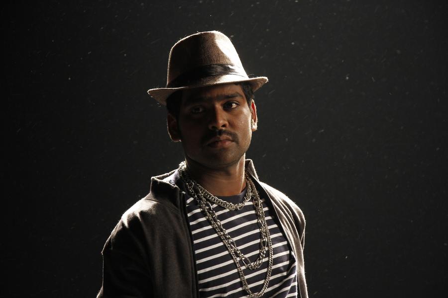 En Aaloda Seruppa Kaanom Movie Stills