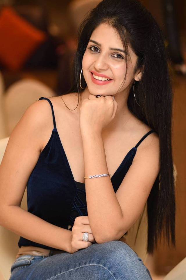 Actress Kashish Vohra latest stills.