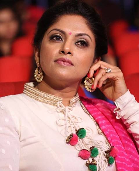 Actress Nadhiya latest stills 