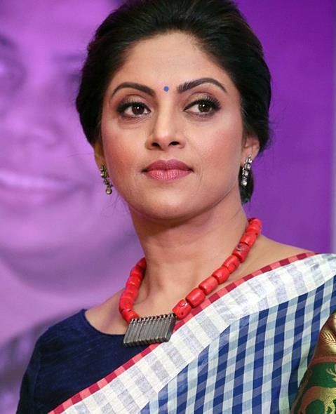 Actress Nadhiya latest stills 