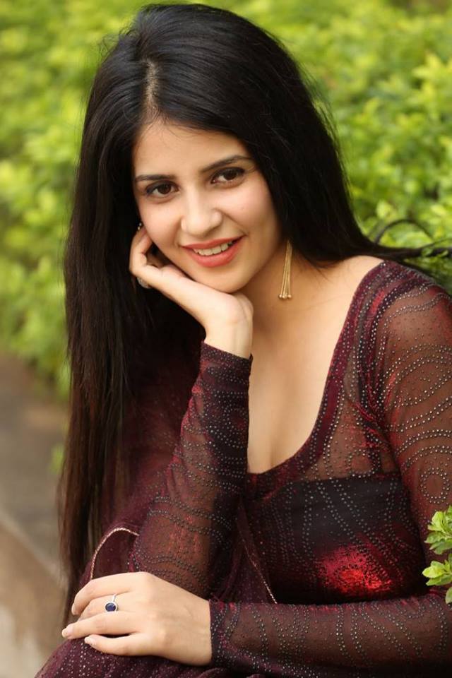 Actress Kashish Vohra latest stills